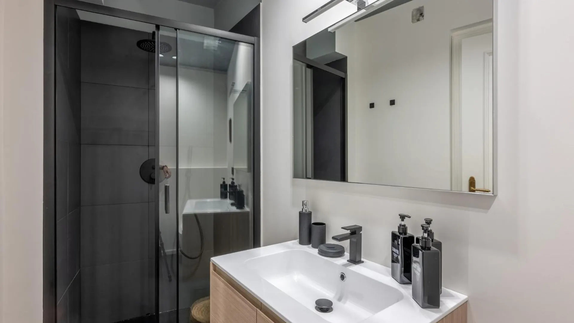 Gisella Home 2 Bedrooms In The City Centre Cenova